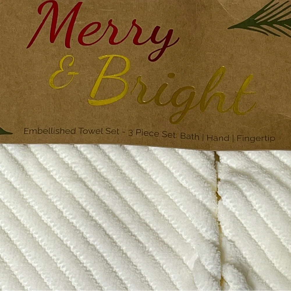 Merry & Bright Beaded Cardinal Christmas Holly Berry Embellished Bath Towel Set